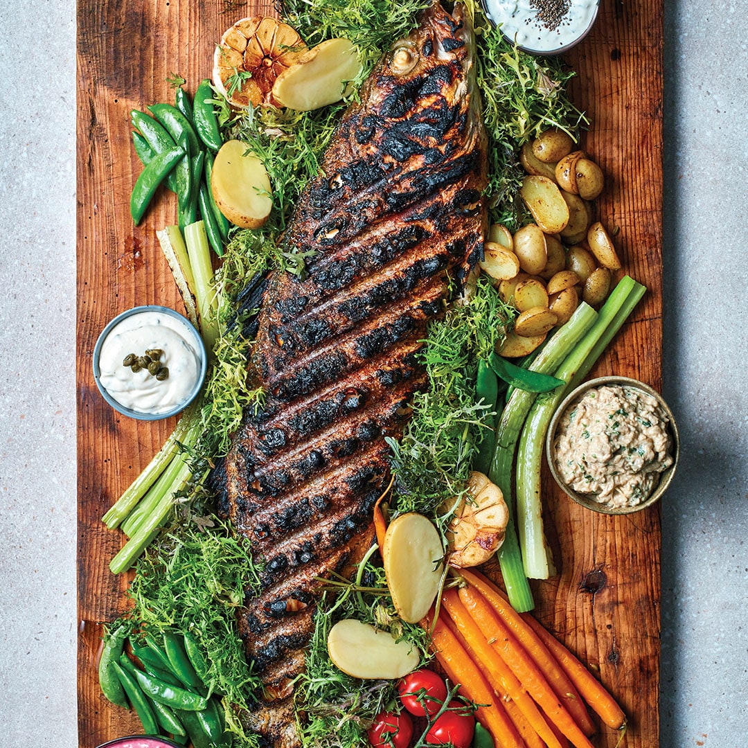 Lubina a la parrilla con salsas y acompañamientos mediterráneos Lubina a la parrilla con salsas y acompañamientos mediterráneos